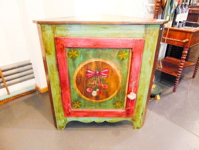 null Corner cabinet with one door, 20th century, lacquered wood with flowered medallion...