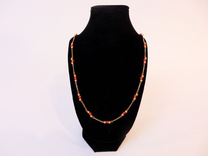 null Yellow gold necklace (18 carats) with coral pearls, hallmarks, l. 48.5 cm, 10...