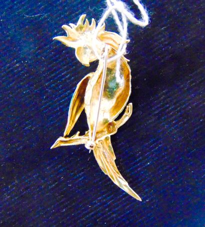 null A yellow gold (18 carats) enamelled cockatoo brooch, h. 6 cm, approx. 13 g....