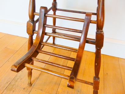 null Child's seat, 20th century, stained wood, h. 97.5 cm [wear and tear].