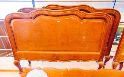 null Paire de lits de style Louis XV, XXe, chêne mouluré à légère patine, 76,5x208x100...