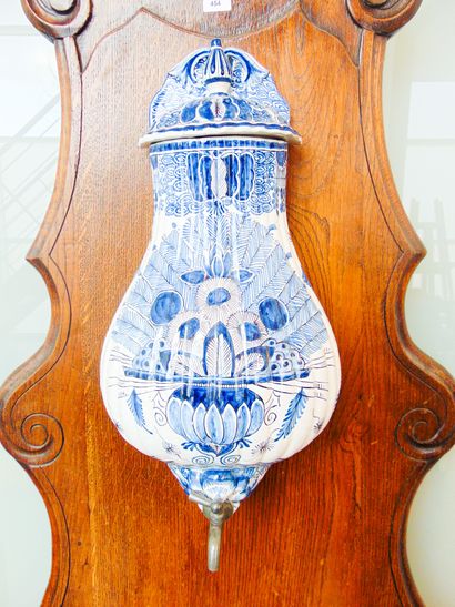 DELFT Fontaine d'applique à décor en camaïeu bleu dit au paon, XIXe, faïence stannifère...