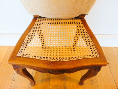 null Suite de dix chaises liégeoises de style Louis XV, XIXe, chêne mouluré et sculpté...