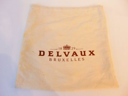 DELVAUX - BRUXELLES Sac à bandoulière en cuir grainé bicolore, avec housse, l. 43...