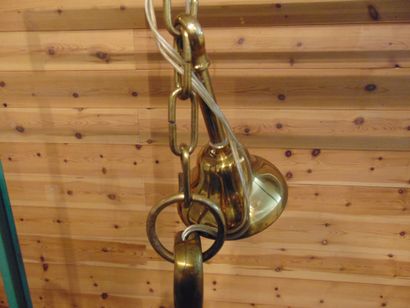 null Lustre de style Louis XVI aux cors de chasse à huit bras de lumière, XXe, métal...