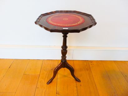 null Two small English tripod pedestal tables, 20th century, mahogany stained wood,...