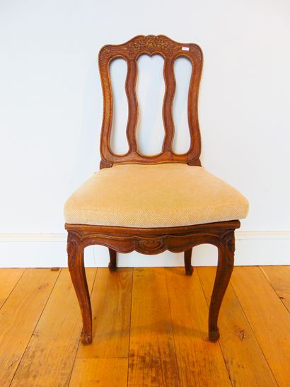 null Suite de dix chaises liégeoises de style Louis XV, XIXe, chêne mouluré et sculpté...