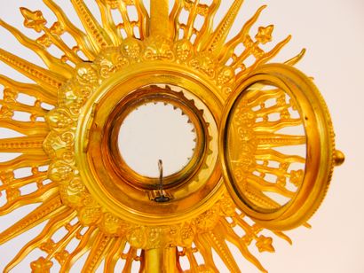 null Solar monstrance, 20th century, gilt metal and crystals, h. 55.5 cm [slight...