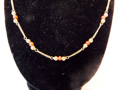 null Yellow gold necklace (18 carats) with coral pearls, hallmarks, l. 48.5 cm, 10...