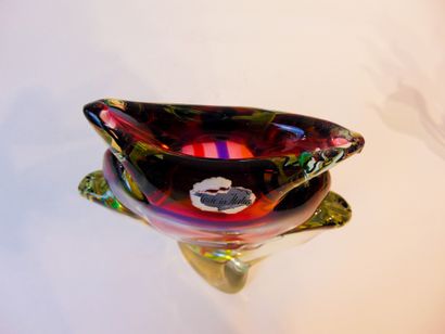 MURANO Vase méplat, XXe, verre polychrome travaillé à chaud, étiquette, h. 34 cm...