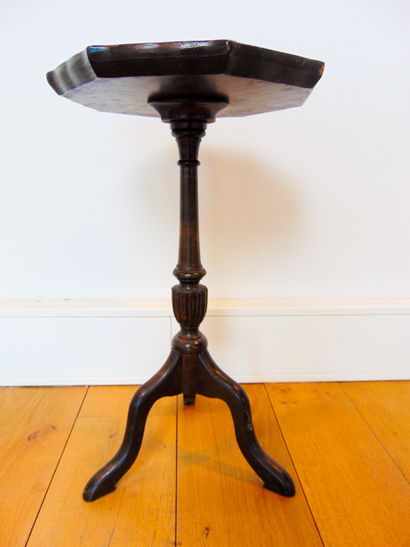 null Two small English tripod pedestal tables, 20th century, mahogany stained wood,...