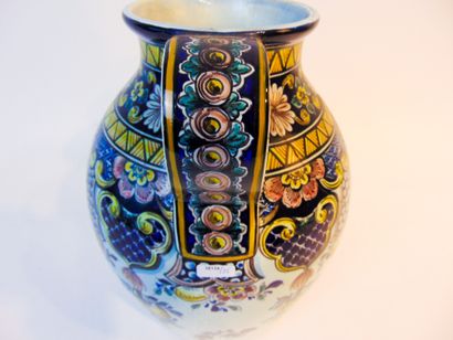 PORTUGAL Vase ovoïde ansé à décor polychrome aux lambrequins fleuris, XXe, céramique...