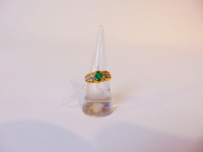 null Yellow gold ring (18 carats) set with an oval emerald and diamonds, t. 52, 3...