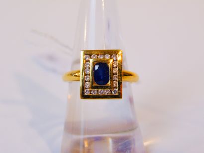 null Yellow gold ring (18 carats) set with an oval sapphire in a rectangular diamond...