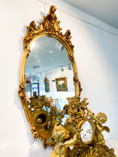 null Miroir ovale de style Louis XV, XXe, bois sculpté et doré à légère patine, 123x64...