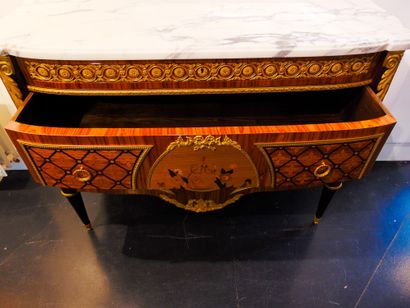 null Importante commode de style Louis XVI ouvrant par trois tiroirs (dont un en...