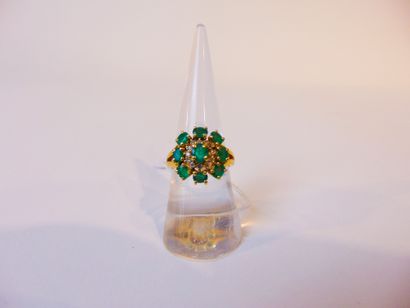 null Yellow gold (18K) ring set with emeralds and diamonds, hallmarked t. 53, approx....