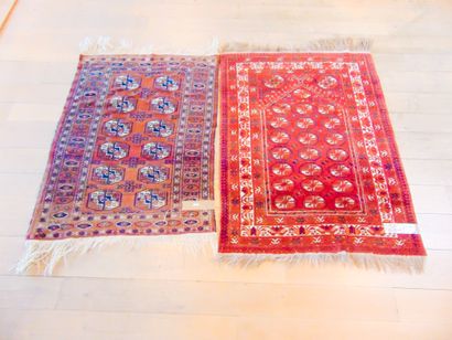 null Deux petits tapis turkmènes (dont un de prière) de style Boukhara à semis de...