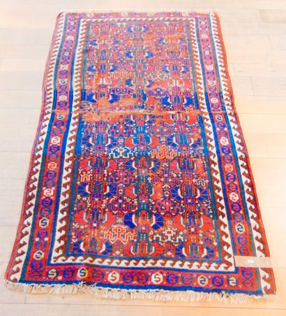 null Tapis persan de style Nahavand à motifs géométriques polychromes sur champ capucin...