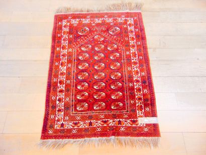 null Deux petits tapis turkmènes (dont un de prière) de style Boukhara à semis de...