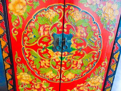 CHINE Petite armoire ouvrant par deux vantaux, XXe, bois laqué à décor floral polychrome...