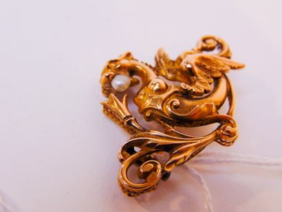 null A winged chimera brooch in pink gold (18 carats) with a pearl, l. 4.5 cm, approx....