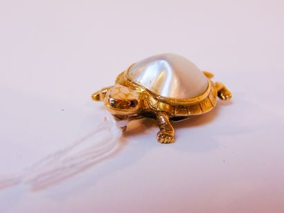 null Rare broche tortue en or jaune (14 carats) sertie d'une demi-perle baroque,...