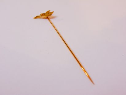 null Duck pin in yellow gold (18 carats), h. 7.5 cm, 1 g approx.