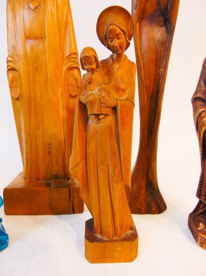 null Lot de sujets religieux principalement en bois sculpté et céramique émaillée,...