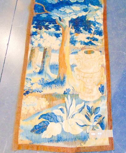 AUBUSSON [attribué à] "Verdure", XVII-XVIIIe, fragment de tapisserie, 253x68 cm env....