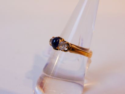 null Yellow gold ring (18 carats) set with an oval cabochon sapphire and two diamonds,...