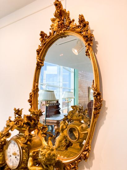 null Miroir ovale de style Louis XV, XXe, bois sculpté et doré à légère patine, 123x64...