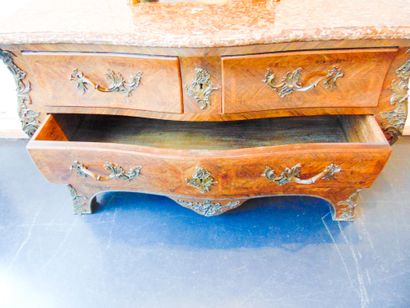 null Commode en tombeau de style Louis XV ouvrant par quatre tiroirs sur trois rangs,...