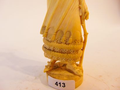 Dieppe "Élégante", XIXe, sujet en ivoire finement sculpté, h. 16 cm [fentes].