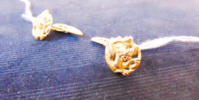 null Pair of chimera cufflinks in the Scythian style in 18-carat chased and openwork...