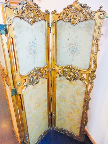 null Three-leaf Louis XV style screen, early 20th century, richly carved and gilded...