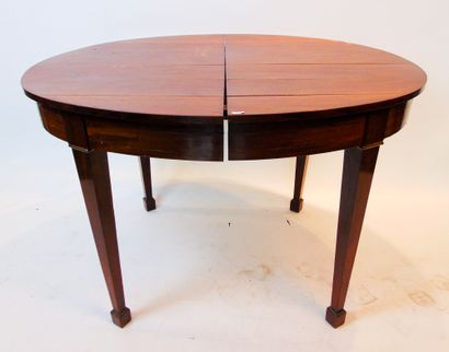 null Table ovale de style Directoire, XIXe, bois et placage d'acajou, 74,5x115,5x90...