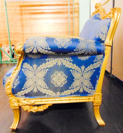 null Transitional sofa, 20th century, richly carved and gilded wood, lampas upholstery,...