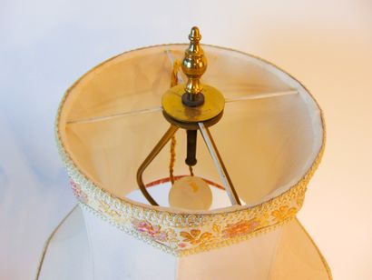 null Deux lampes de table à décors polychromes et or dans le goût de l'Extrême-Orient...