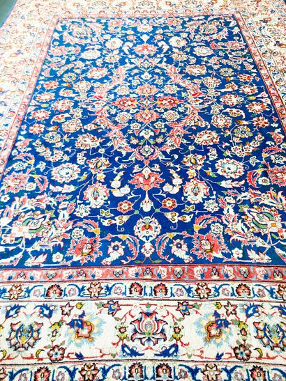 null Grand tapis persan de style Keshan à rinceaux floraux sur champ indigo, 392x293...