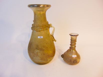 MURANO Deux vases de type Scavo (façon fouilles), XXe, verre irisé travaillé à chaud,...