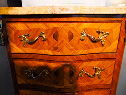null Semainier de style Louis XV ouvrant par sept tiroirs, XXe, bois de placage à...