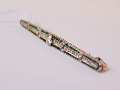 null Art Deco period white gold (18 carats) bar set with a central diamond on a field...