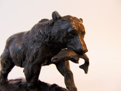 ECOLE FRANCAISE "Bear with fish", 20th century, patinated bronze proof, marble counter-shell,...
