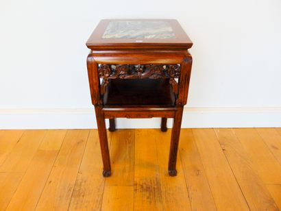 CHINE Table de salon carrée à tablette d'entretoise, XXe, bois sculpté et patiné,...