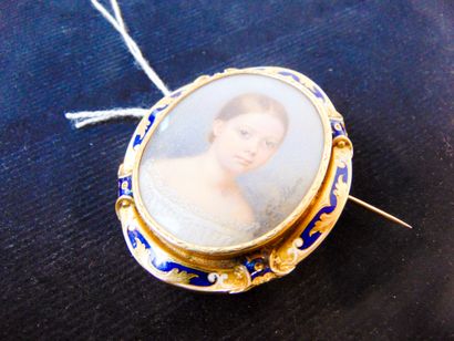 null Grande broche ovale d'époque Napoléon III ornée d'une miniature sur nacre dans...