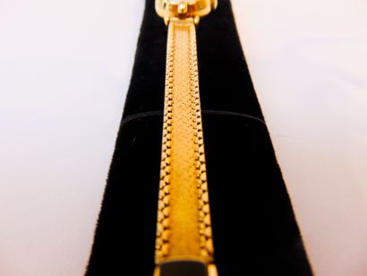 OMEGA Montre-bracelet de dame en or jaune (18 carats) à lunette facettée, poinçon,...