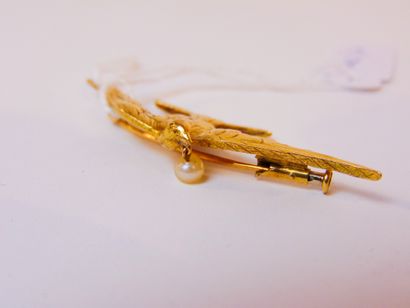 null Broche oiseau en or jaune (18 carats) rehaussée d'une perle fine, l. 5,5 cm,...