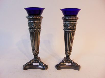 MINERVA A pair of Louis XVI style vases, 20th century, silver-plated metal, sapphire...