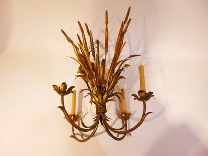 null A wheat sheaf chandelier with four arms and eight lights, 20th century, gilt...